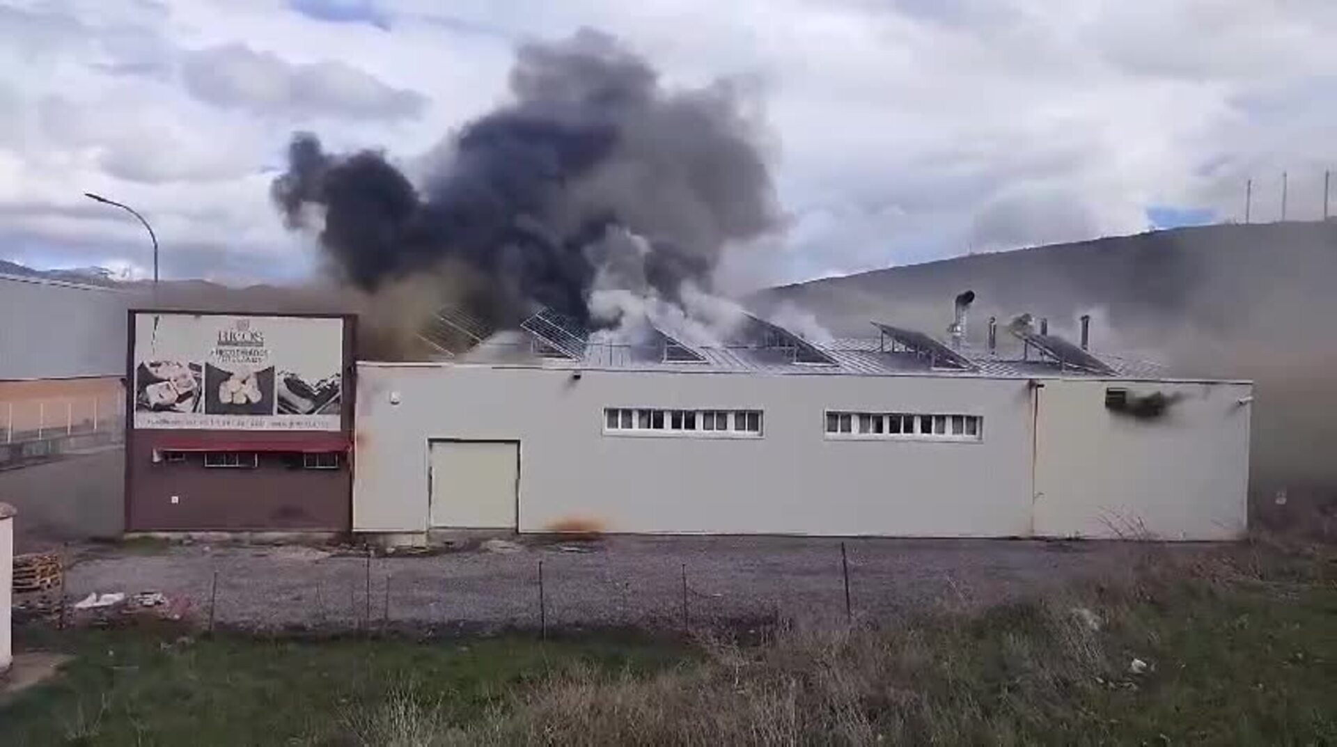 Incendio en una nave industrial de Carrocera