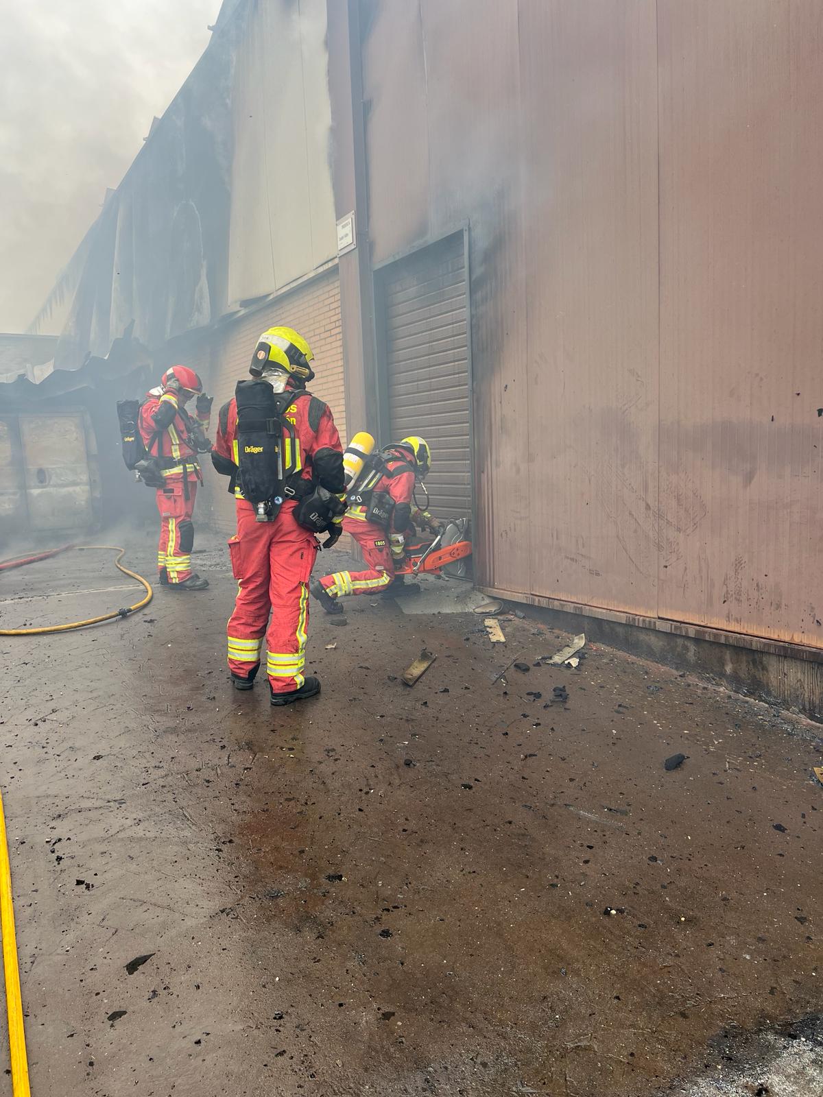 Incendio en una nave industrial de los Avezales