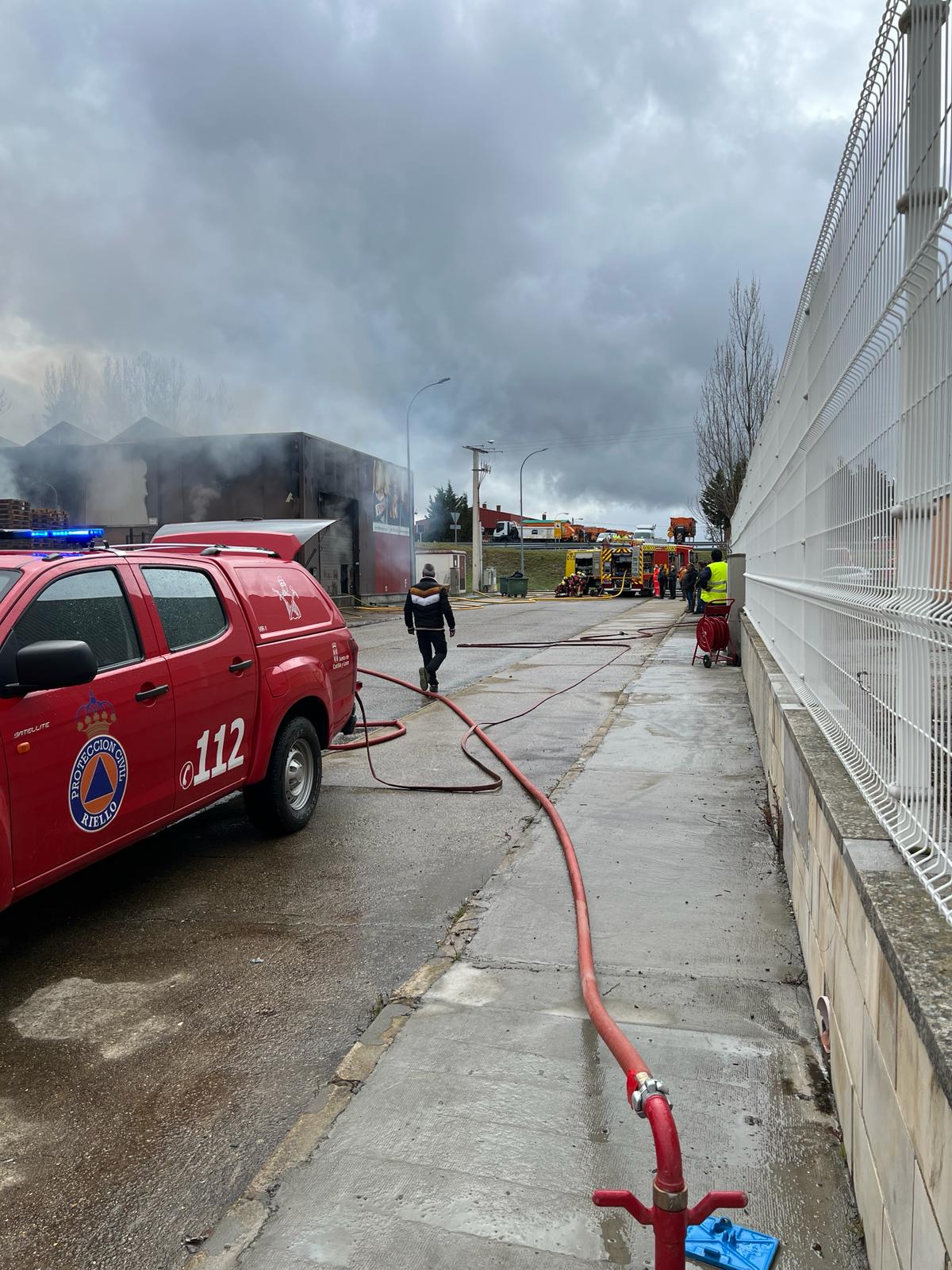 Incendio en una nave industrial de los Avezales