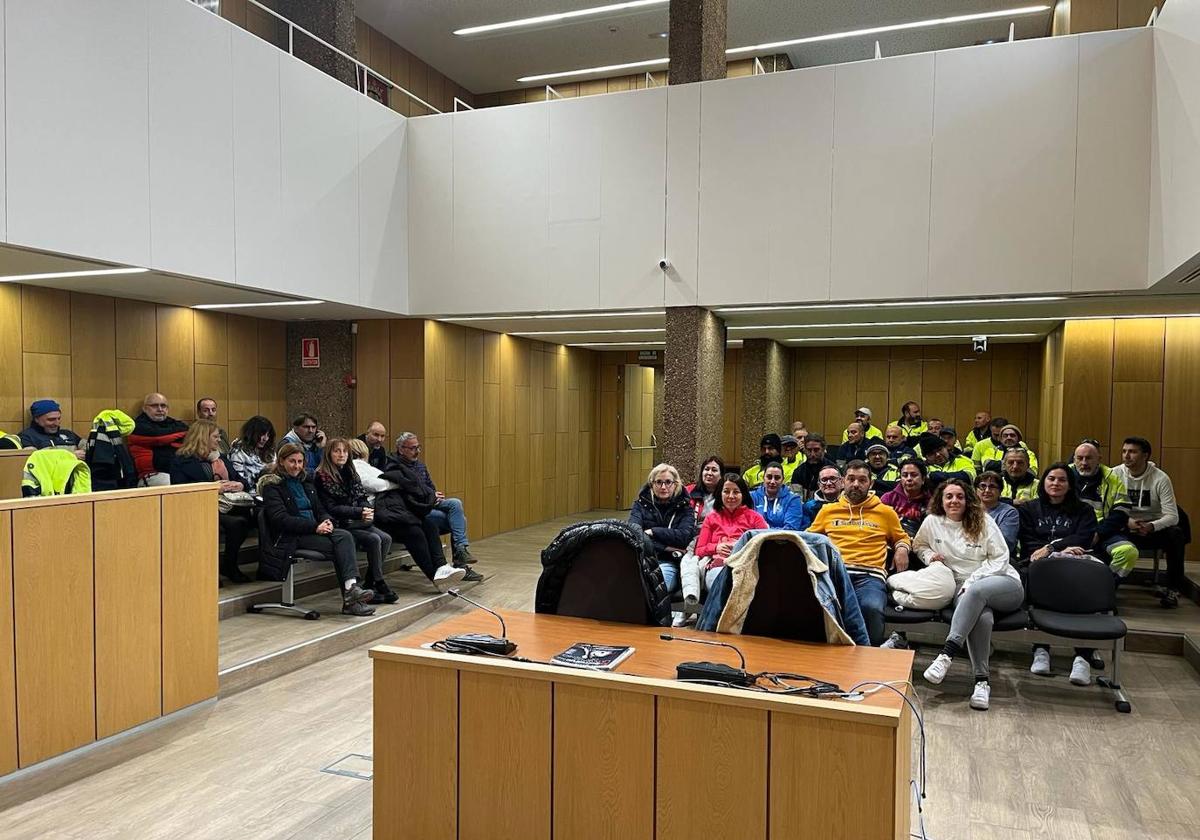 Los trabajadores, en el salón de plenos de Villaquilambre.