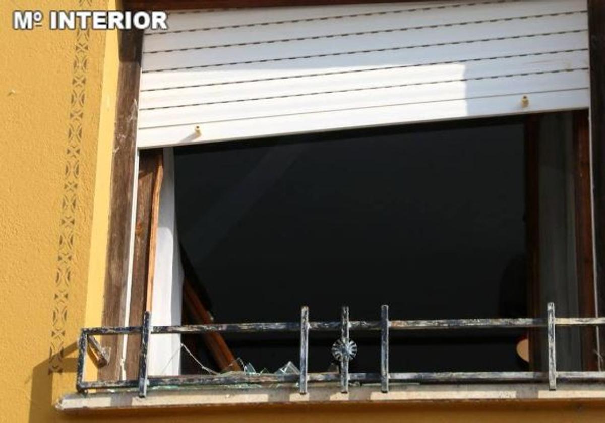 Ventana rota del albergue por la que se accedió a su domicilio.