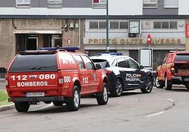 Intervención de los bomberos de León en un tejado en el barrio de Pinilla de León.