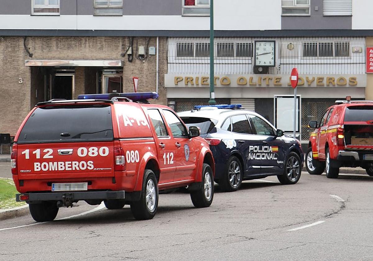 Intervención de los bomberos de León en un tejado en el barrio de Pinilla de León.