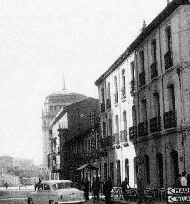 Avenida Independencia desde Plaza de Santo Domingo. Restaurante Novelty.