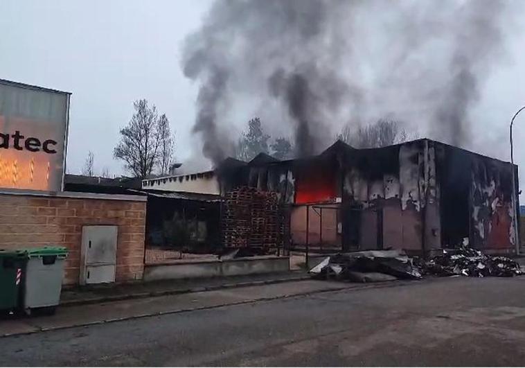 Imagen del incendio en una nave industrial Otero de las Dueñas.