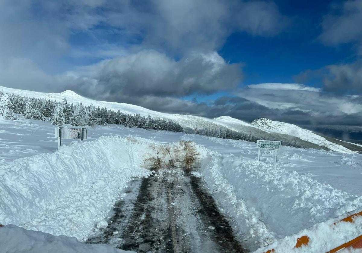 Una carretera leonesa sigue con restricciones a causa de la nieve