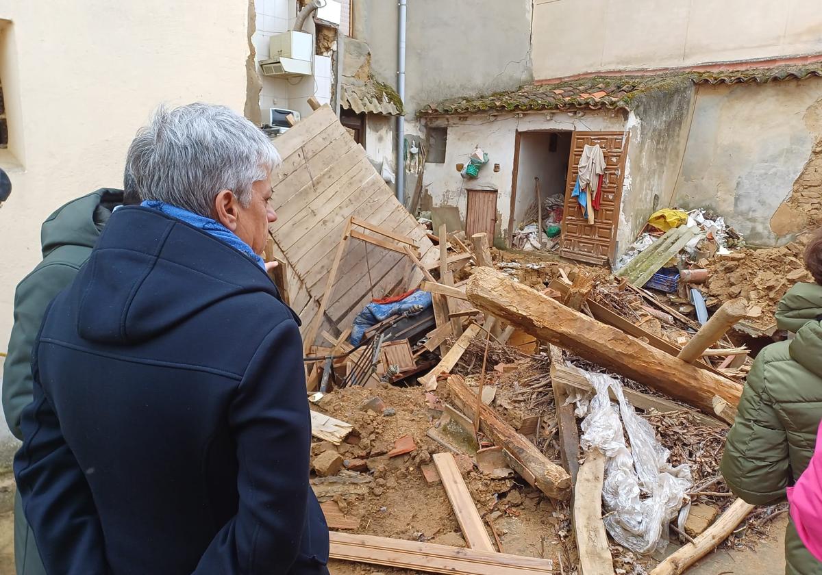 El delegado territorial de la Junta en León, en el lugar de los hechos del derurmbe de Valderas.