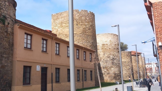 Imagen antes - ¿Por qué derribaron los cubos de la muralla romana?