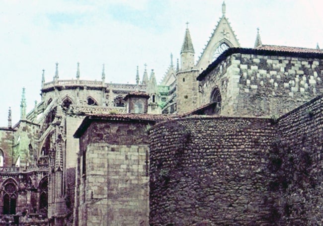 Ábside de la catedral de León. Final de la Avenida de los cubos.