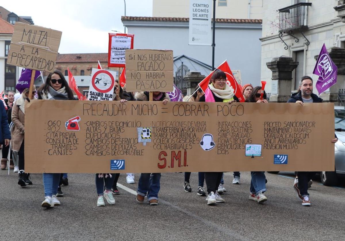 Los trabajadores del Centro Estrada de León recorrieron parte de la ciudad en su protesta de este miércoles.