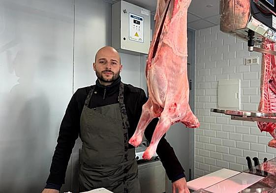 Imagen de Carlos Escanciano en su carnicería en el Mercado del Conde Luna.