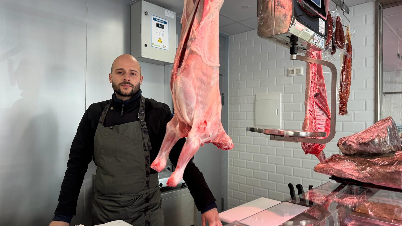 Imagen de Carlos Escanciano en su carnicería en el Mercado del Conde Luna.