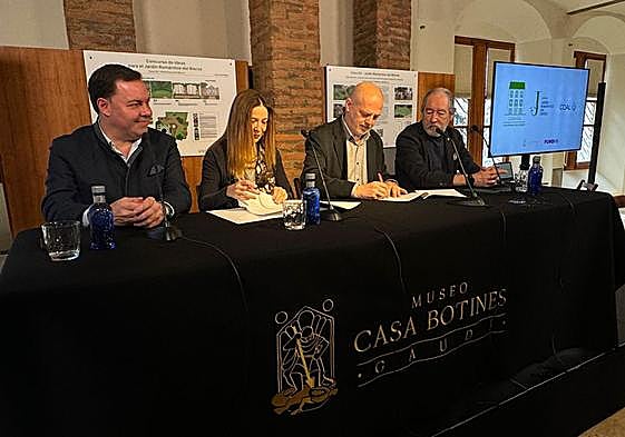 Momento de la firma del convenio en el Museo Casa Botines.