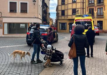 Los Bomberos evacúan a una persona en un incidente sanitario en el centro de León