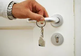 Un hombre sujeta las llaves de una vivienda.