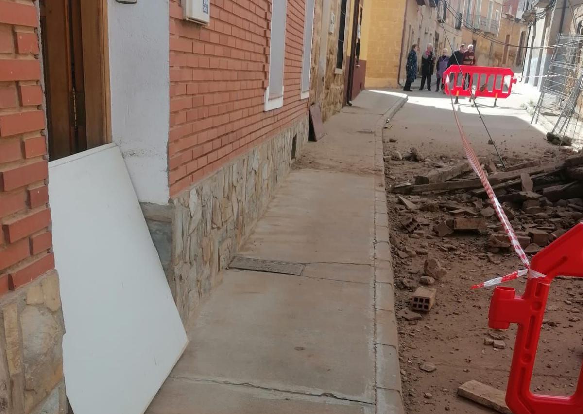 Imagen secundaria 1 - Imagen de la calle afectada por la caída de la vivienda.