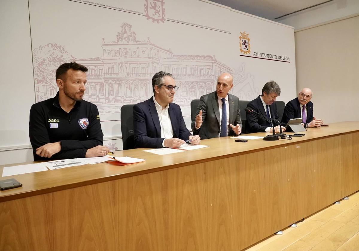 El alcalde de León, José Antonio Diez, presenta la Semana de la Prevención de Incendios junto a representantes del Cuerpo de Bomberos de León, la Fundación Mapfre y la Asociación Profesional de Técnicos de Bomberos