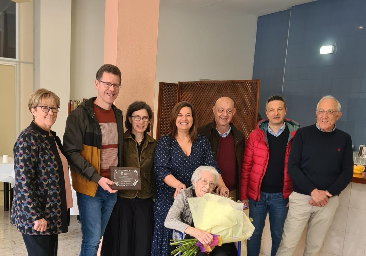 Ardón homenajea los 102 años de Gloria Pérez: «A las cartas cuenta ella los tantos»