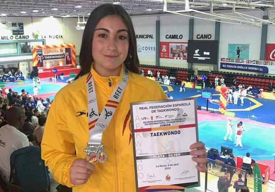 Yessenia Salgado posa con su medalla de plata.