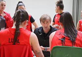 El entrenador de BF León, Rafa González, da instrucciones a sus jugadoras.