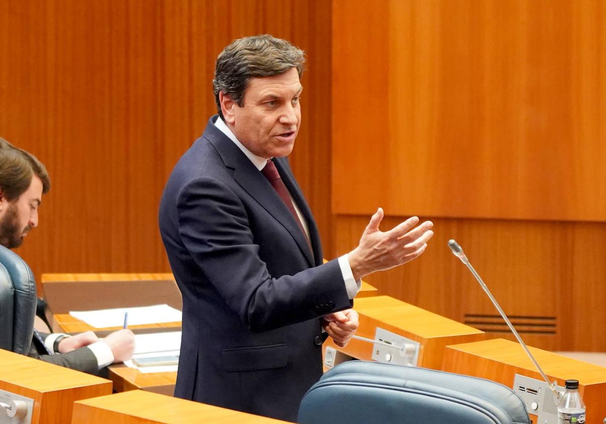 El consejero de Economía y Hacienda, Carlos Fernández Carriedo, durante su intervención en el Pleno de las Cortes de Castilla y León