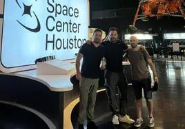Néstor Rodriguez, Yezrael Pérez y Gabriel Santos -de izquierda a derecha- en una visita al Centro Espacial de Houston.