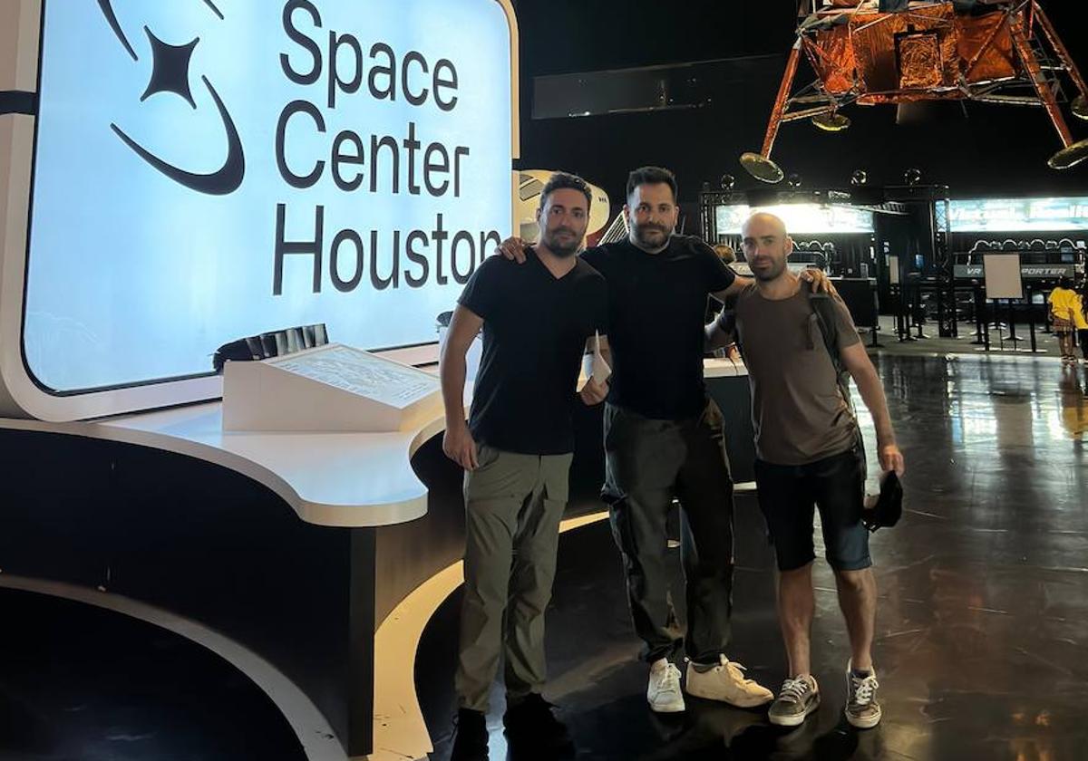 Néstor Rodriguez, Yezrael Pérez y Gabriel Santos -de izquierda a derecha- en una visita al Centro Espacial de Houston.