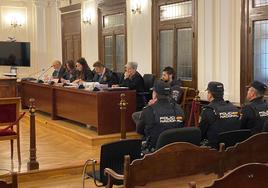 Los letrados, el acusado y la Policía Nacional en la primera sesión del juicio.