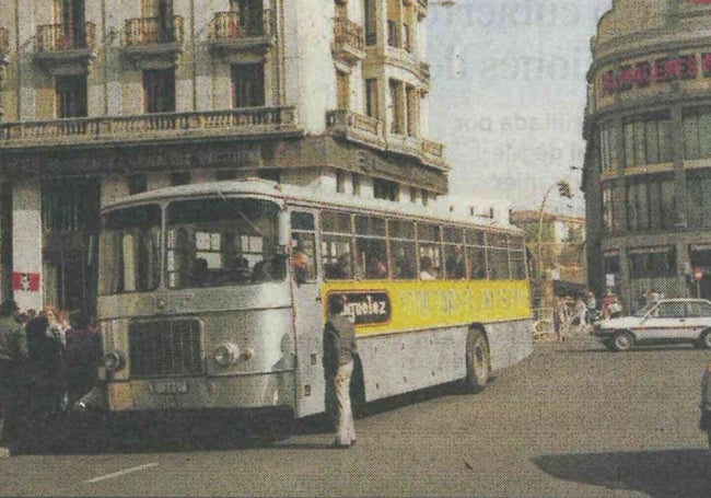 Autobús frente a Pallarés en 1977.