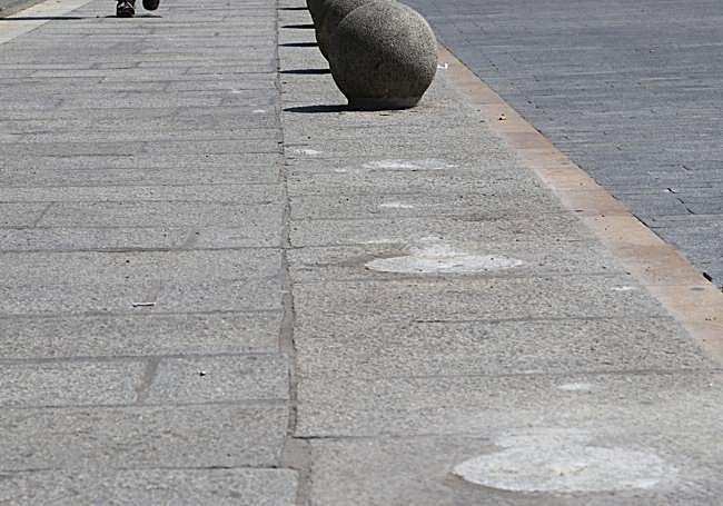 Plano detalle que muestra el recorrido de los bolardos tras el impacto.