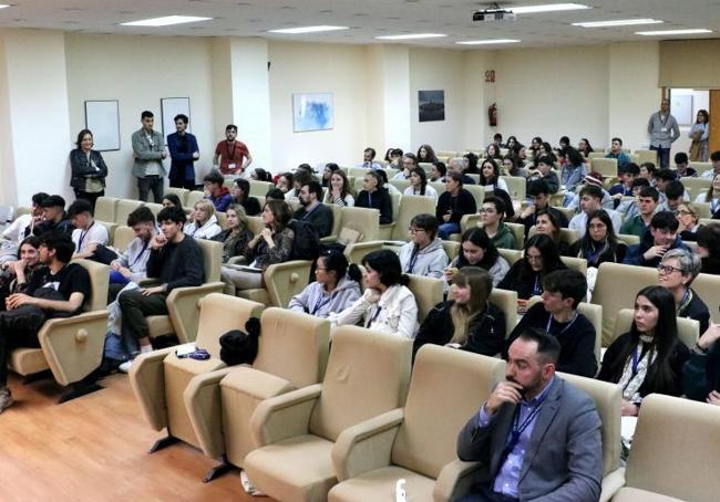 Estudiantes y tutores en el Aula Magna de Filosofía y Letras al término de la entrega de reconocimientos.