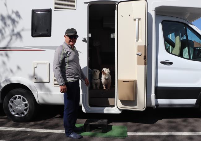 Adalino espera junto a sus perros a su mujer e hija, que se han acercado a Ordoño II a por unas gafas de sol.