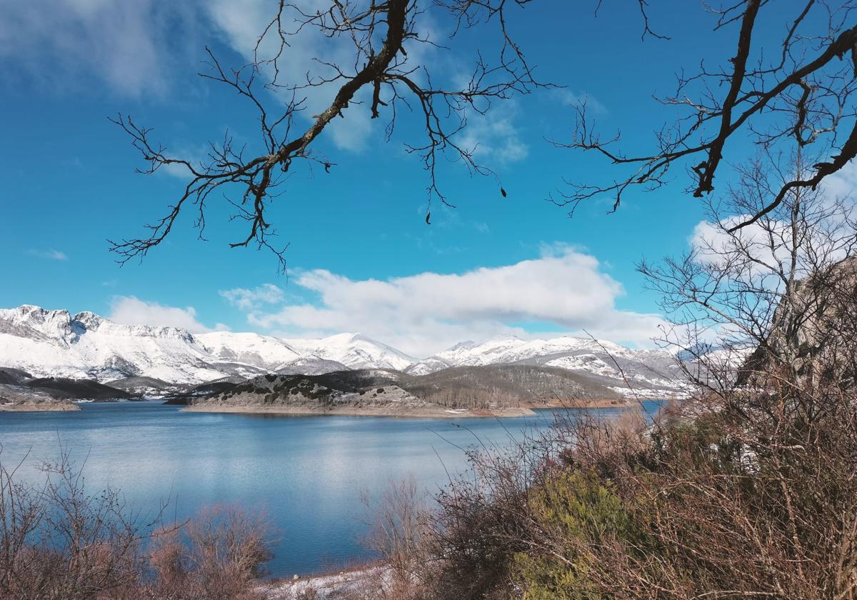 El embalse del Porma, tras las primeras nevadas del año.