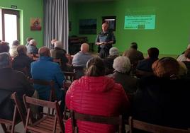 Charla de la Gaurdia Civil para dar recursos a posibles víctimas de estafas.