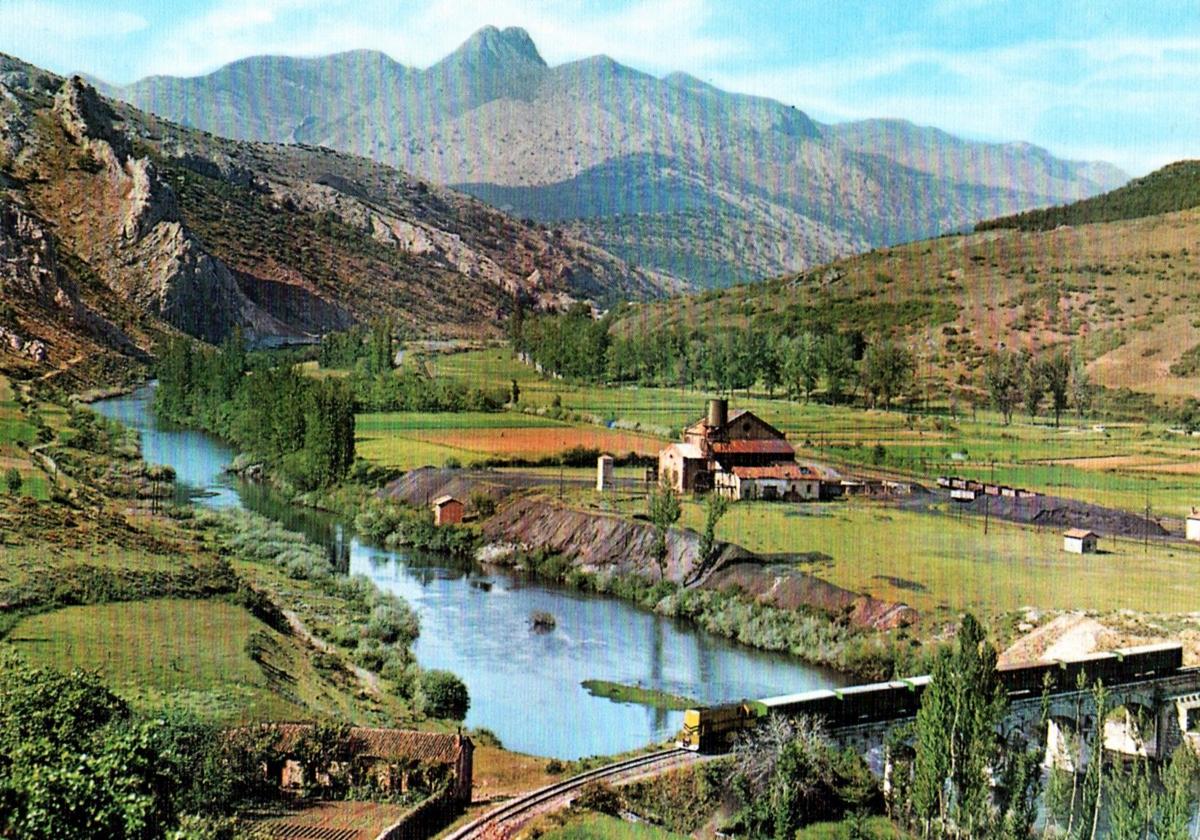 En esta fotografía de los años sesenta, coronada por la grandiosa silueta de Pico Moro, se distingue perfectamente el Camino Real a punto de entrar a la garganta del Esla hacia Riaño. Serpea hasta las Peñas de la Jagariz junto a Vegabarrio, donde bordeaba el castillo de Aguilar por bajo.