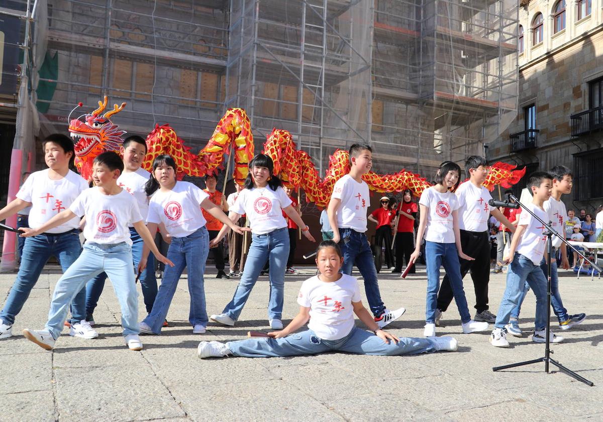 Imagen principal - La danza del dragón chino toma Botines