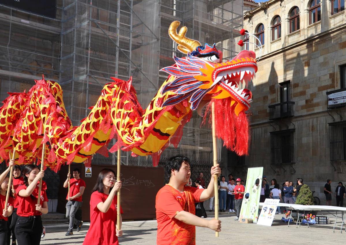 Imagen secundaria 1 - La danza del dragón chino toma Botines