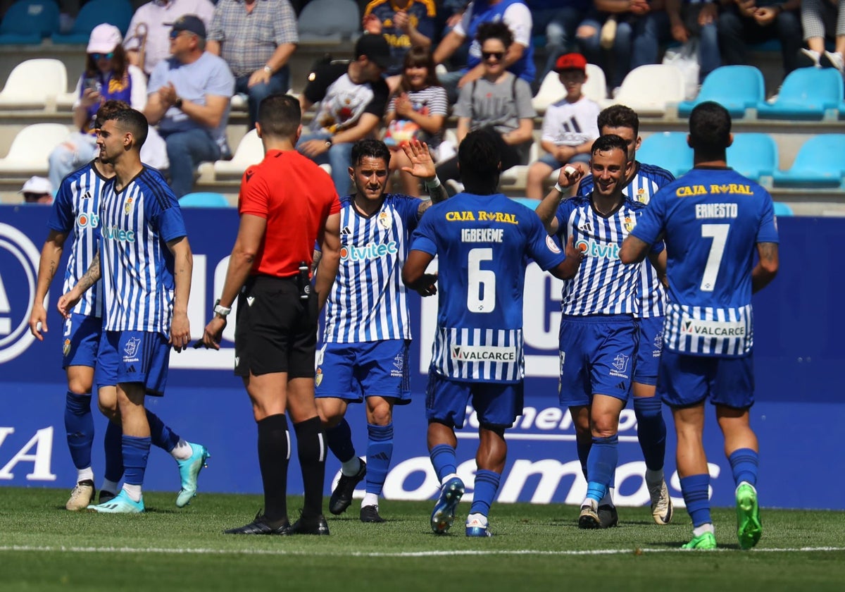 Los jugadores de la Ponferradina celebran uno de los goles.