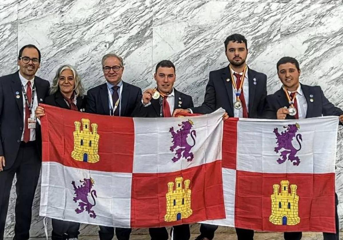 Imagen principal - León se corona en floristería en el Campeonato Nacional de FP