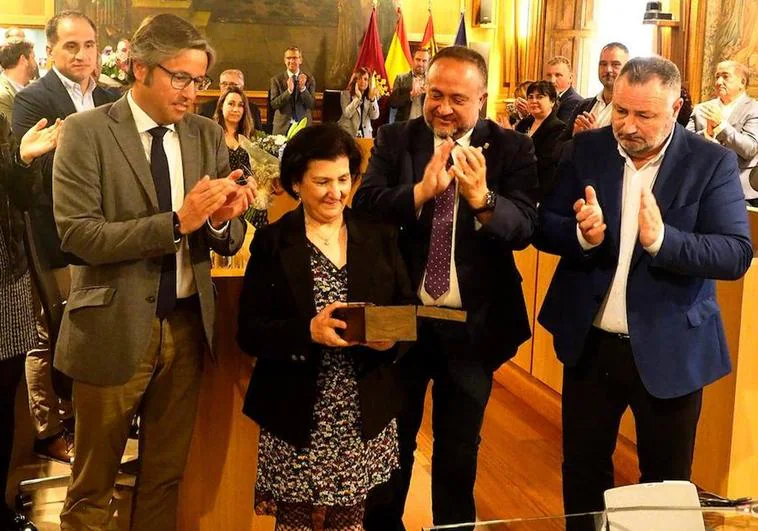 La Diputación de León homenajea a Cirenia Villacorta, su secretaria durante 27 años