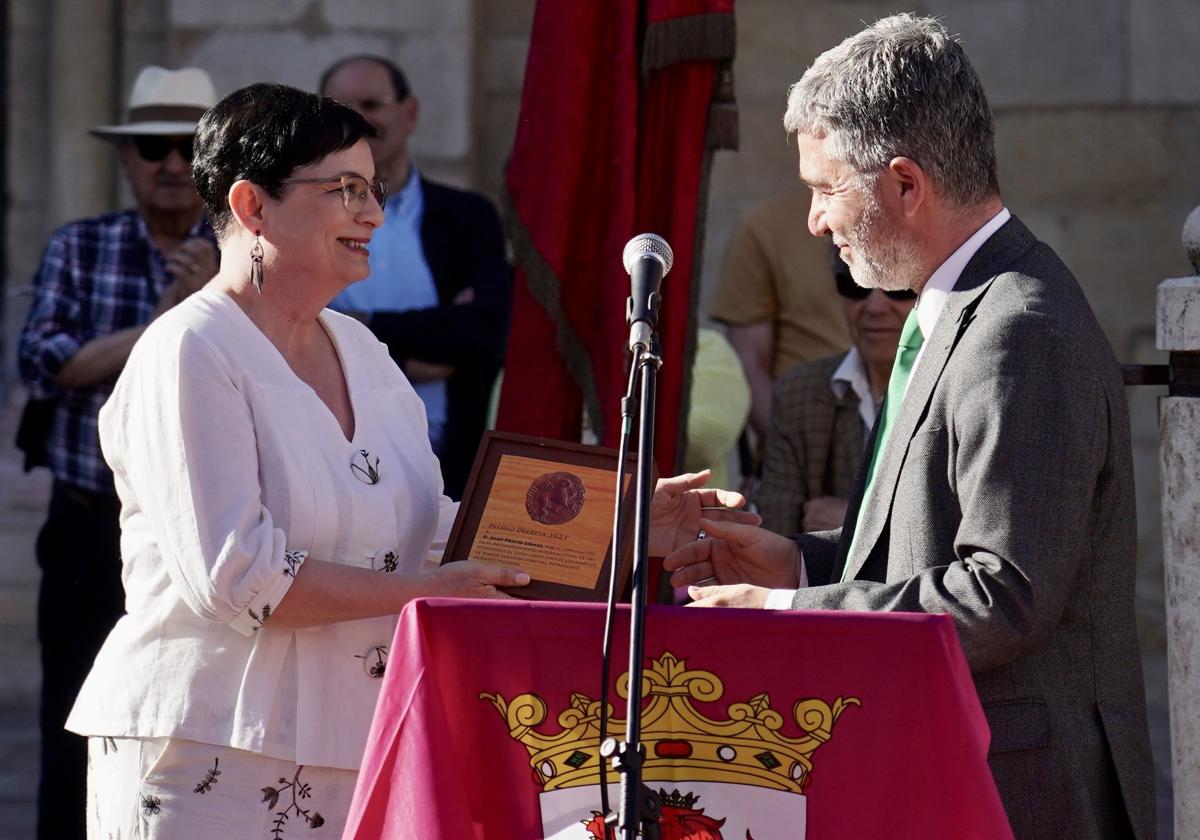 La Asociación de Amigos de los Decreta entrega los premios que concede a personas que destacan por su contribución y apoyo a la sociedad leonesa.