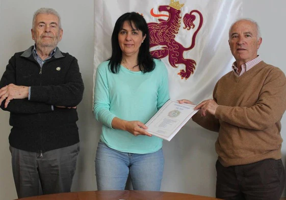 La alcaldesa de San Andrés, Ana Caurel, mantuvo un encuentro con el presidente de la Asociación de Amigos del Camino de Santiago, Anselmo Reguera.