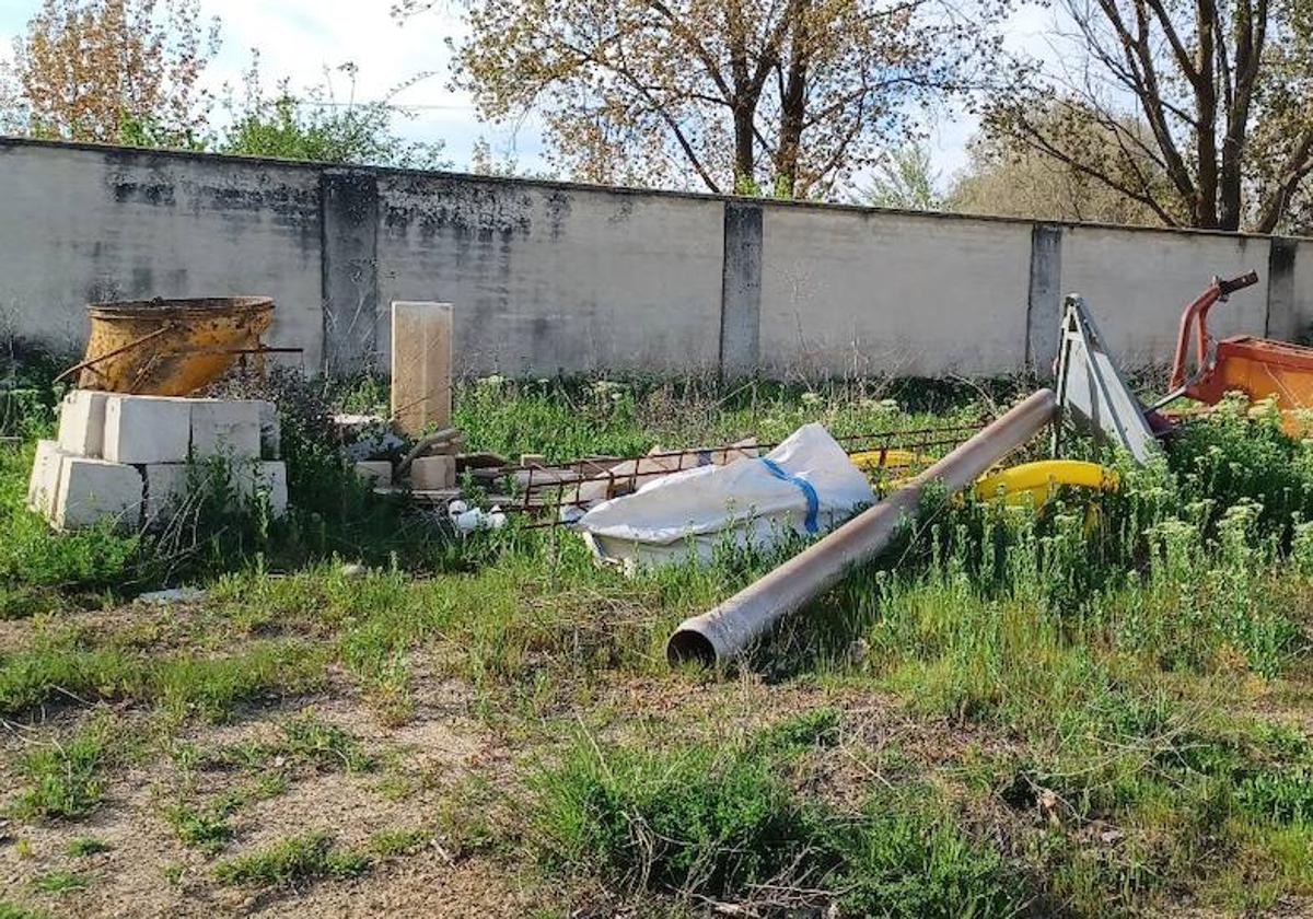 Distintos desechos tirados junto al cementerio de Sahagún.