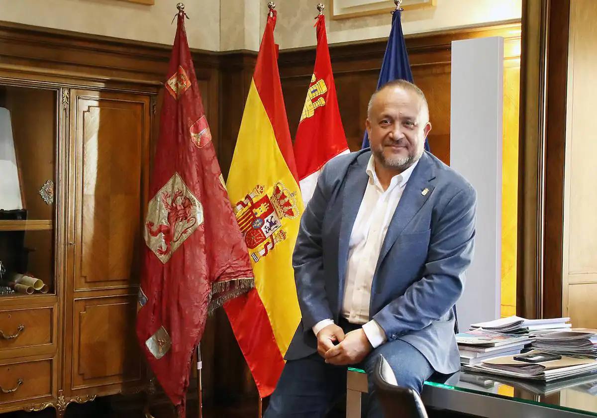 El actual presidente de la Diputación de León, Gerardo Álvarez Courel, posa un modelo de bandera de León con el escudo de León en el centro y los de los partidos judiciales alrededor