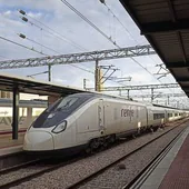 Tren S106 apostado en la estación de León.