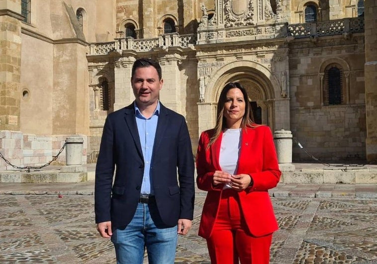 Javier Alfonso Cendón y Nuria Rubio este jueves frente a San Isidoro.