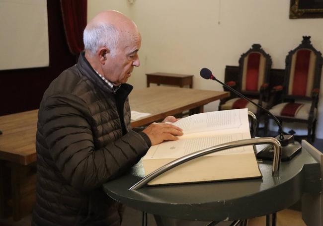 Un participante en la lectura continuada de El Quijote.