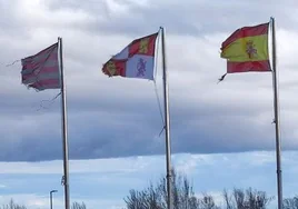 Denuncian la retirada de la bandera de León en Valdefresno «en vísperas de Villalar»