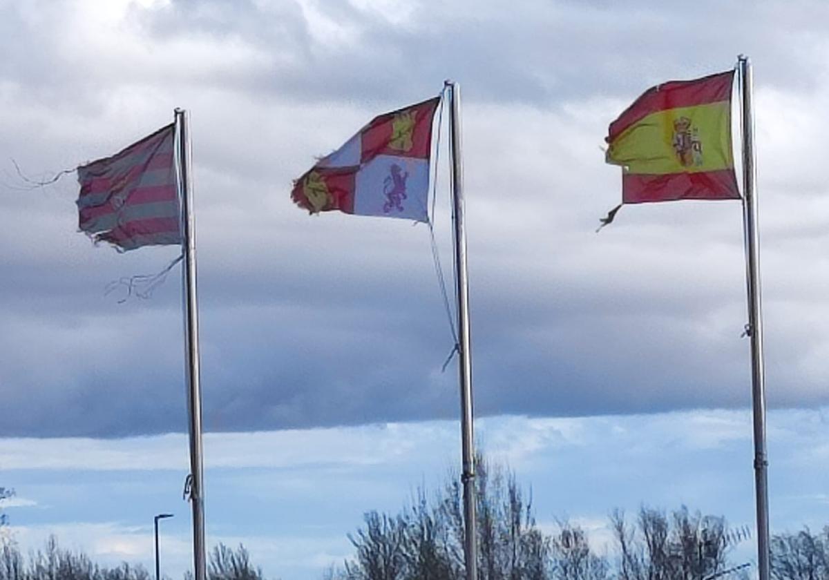 Denuncian la retirada de la bandera de León en Valdefresno «en vísperas de Villalar»