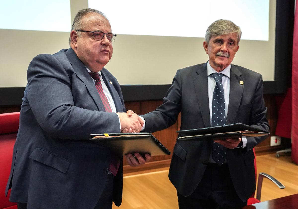 El consejero de Sanidad, Alejandro Vázquez Ramos y el rector de la Universidad de León, Juan Francisco García Marín, firman el acuerdo de creación del Instituto de Investigación Biosanitario de León